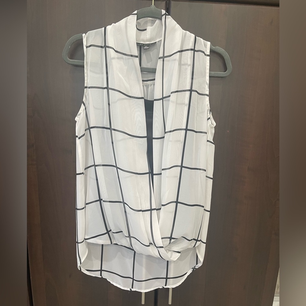 SARA MICHELLE WOMENS SIZE M BLACK AND WHITE SHIRT
